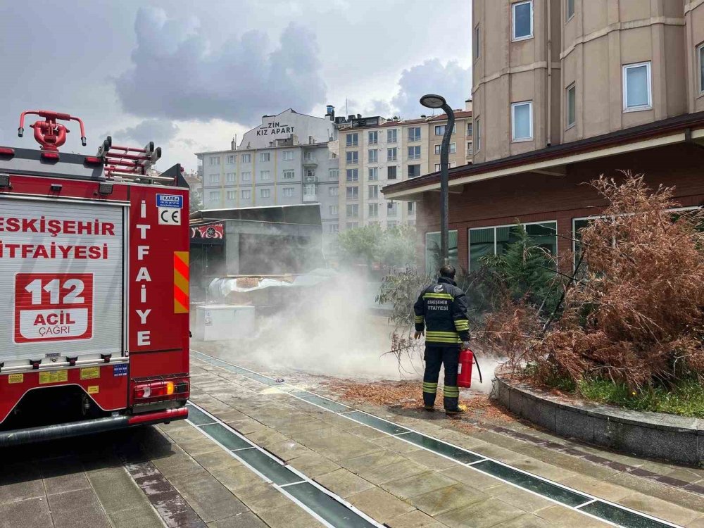 Sokak Lambasından Kaynaklı Yangın Paniğe Neden Oldu