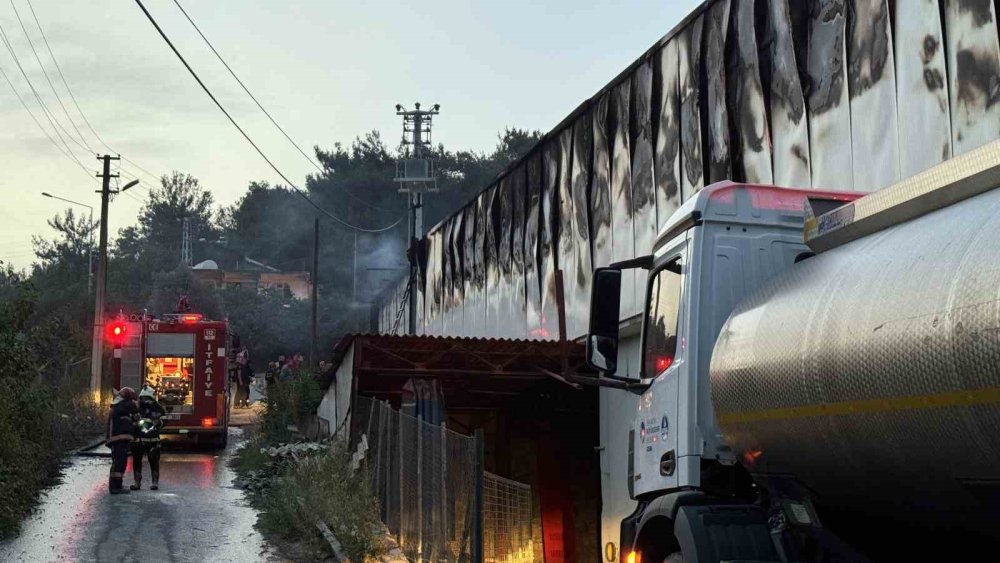 Fabrika Yangını 2 Buçuk Saat Sonra Söndürüldü