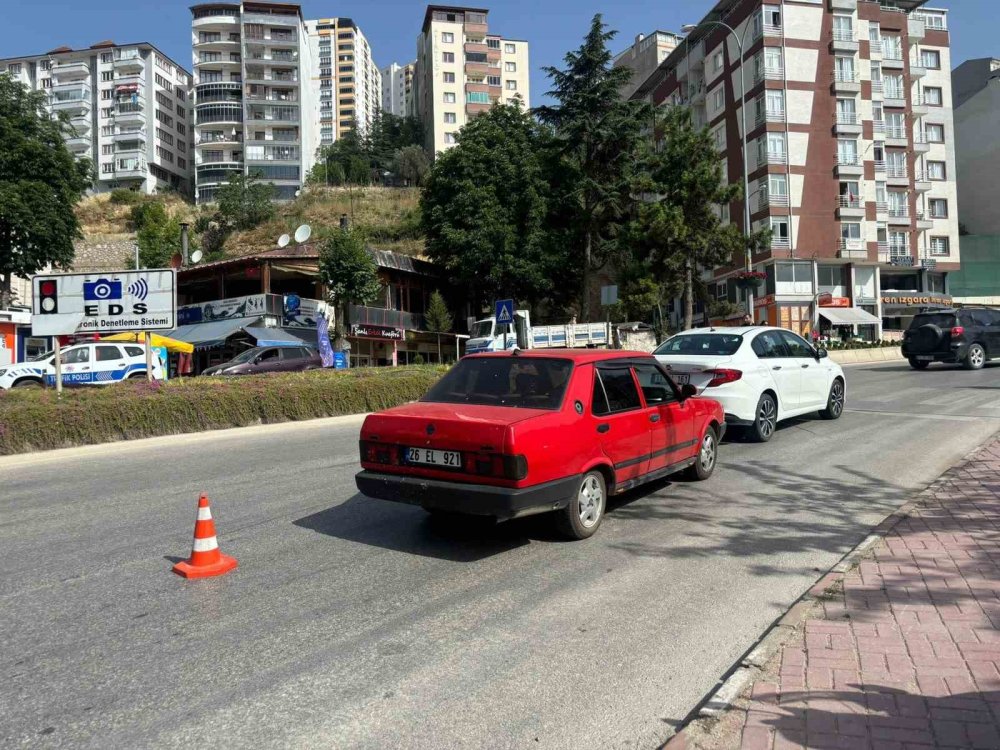 Yayaya Yol Vermek İçin Durdu Kazaya Sebep Oldu