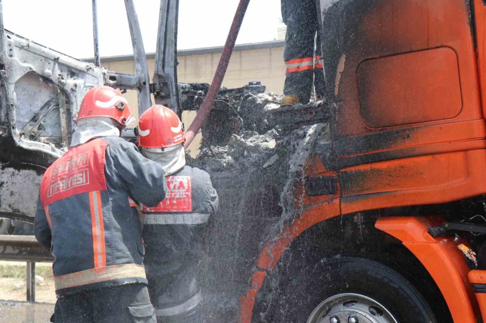 Seyir Halindeki Tır Alev Alev Yandı