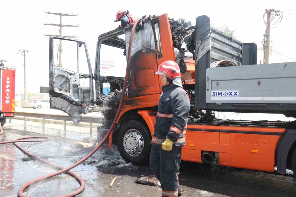 Seyir Halindeki Tır Alev Alev Yandı