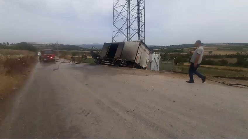 Arı Yüzünden Devrilen Kamyon Yandı