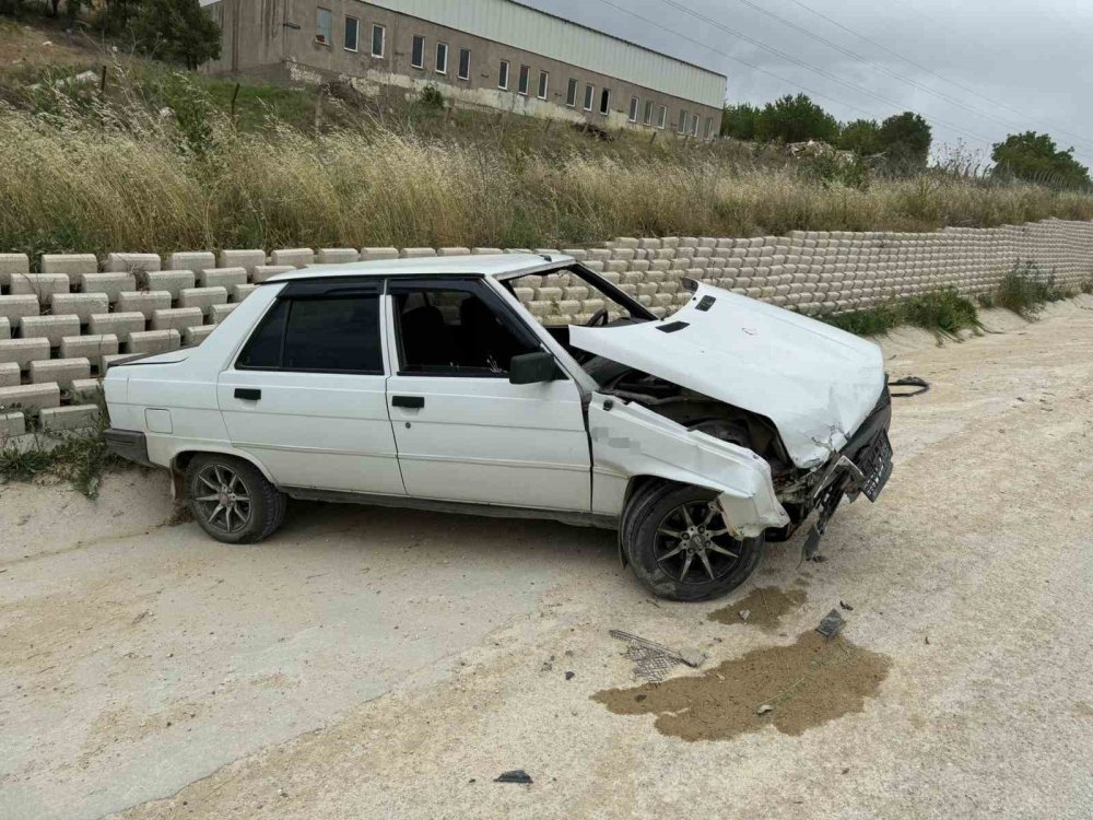 Kontrolde Çıkan Araç İstinat Duvarına Çarptı