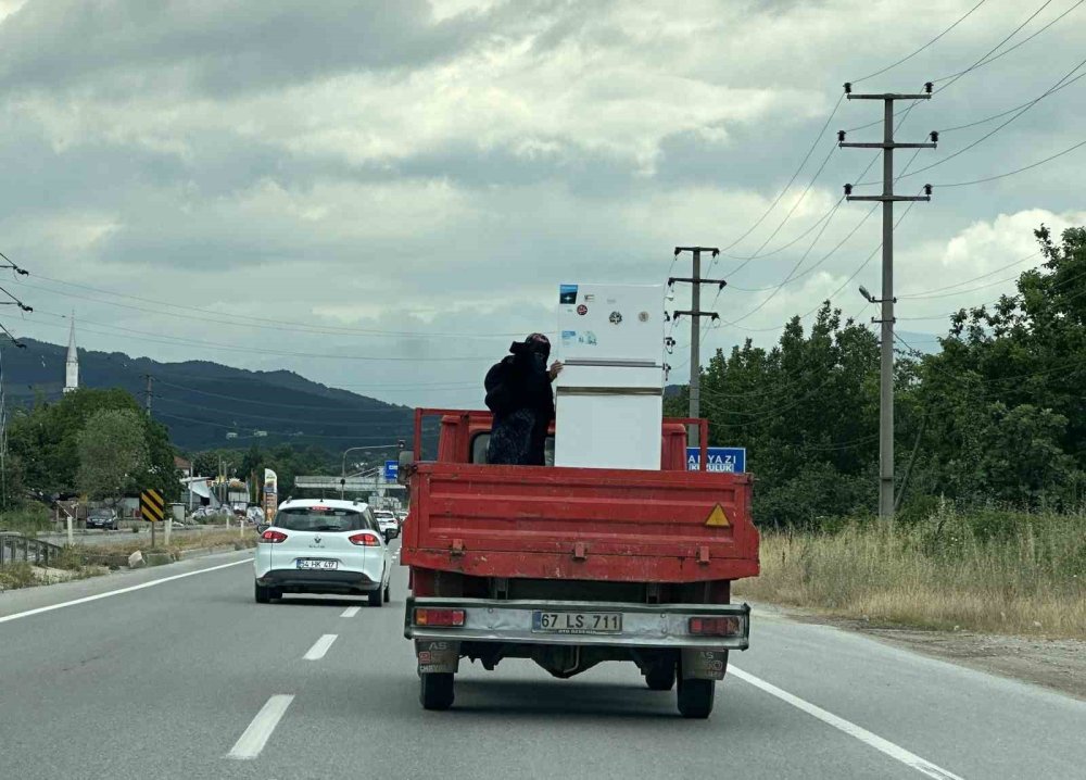 Kamyonet Kasasında Tehlikeli Yolculuk