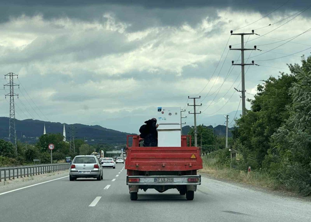 Kamyonet Kasasında Tehlikeli Yolculuk