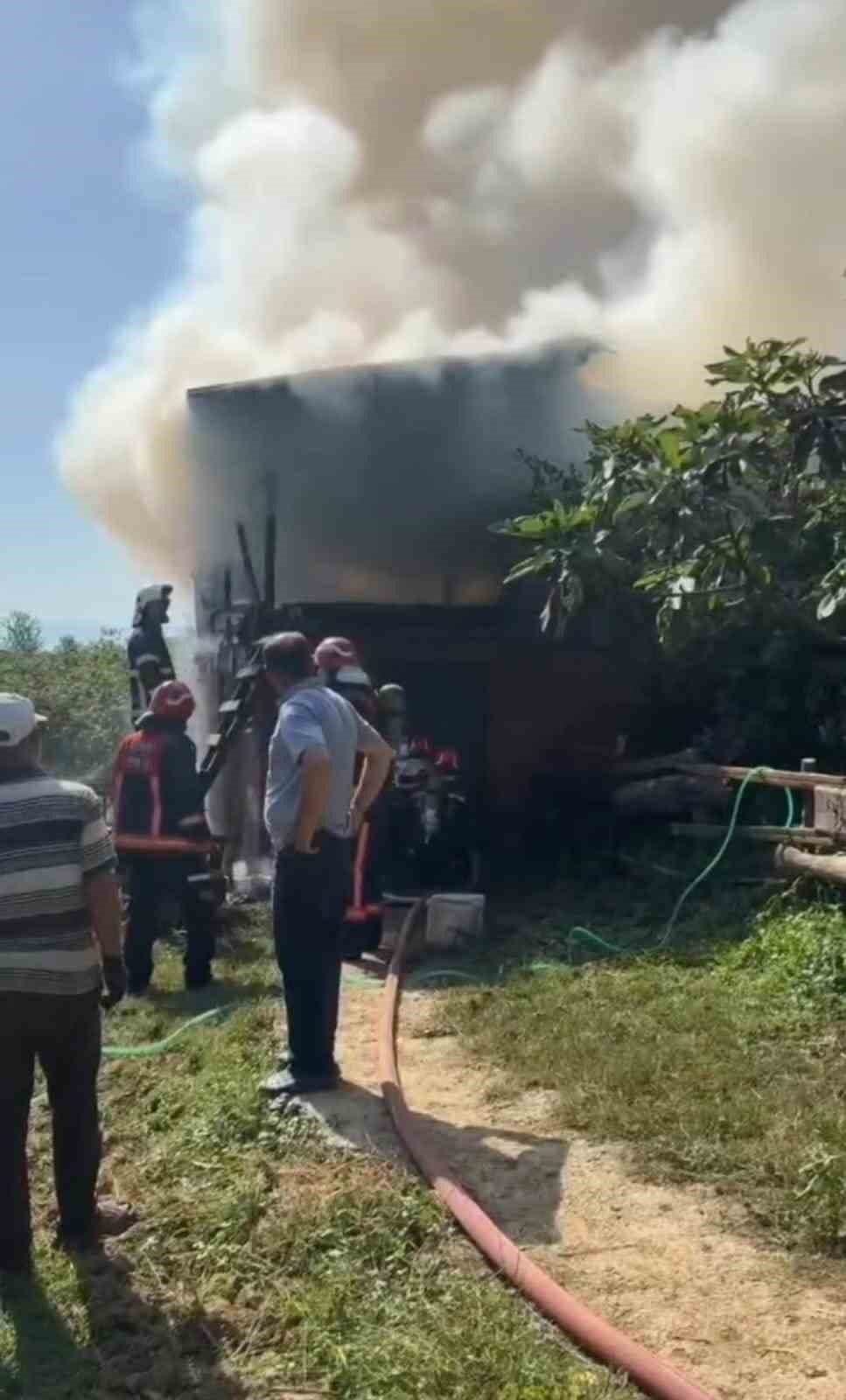 Ahır Ve Samanlık Alevlere Teslim Oldu, Hayvanlar Son Anda Kurtarıldı