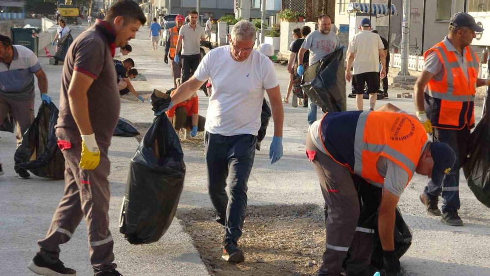 Vatandaşın Kirlettiği Sokakları Belediye Başkanı Temizledi