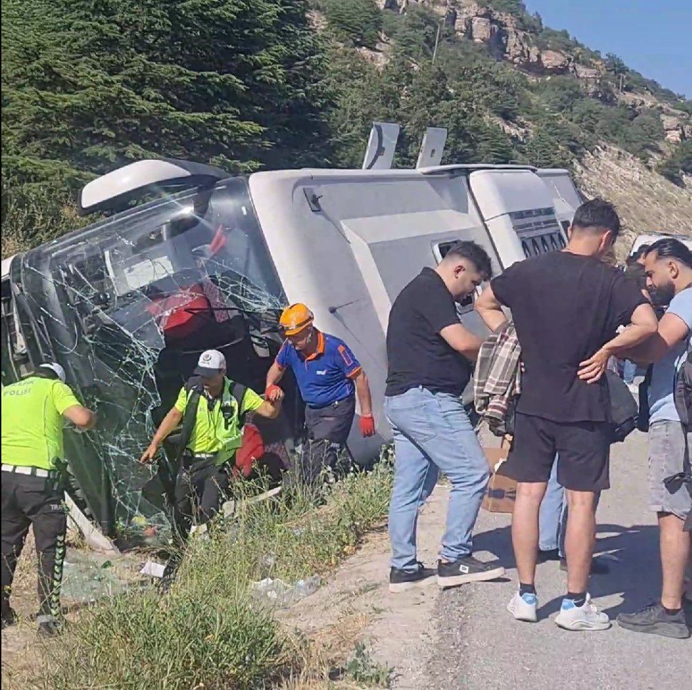 Yolcu Otobüsü Devrildi: 3 Yaralı