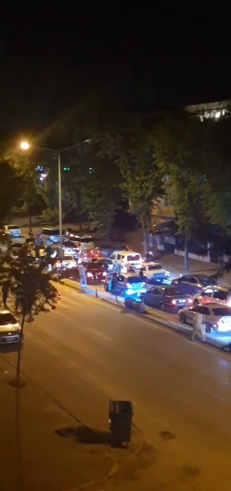 Yolu Kapatıp Çiftetelli Oynadılar