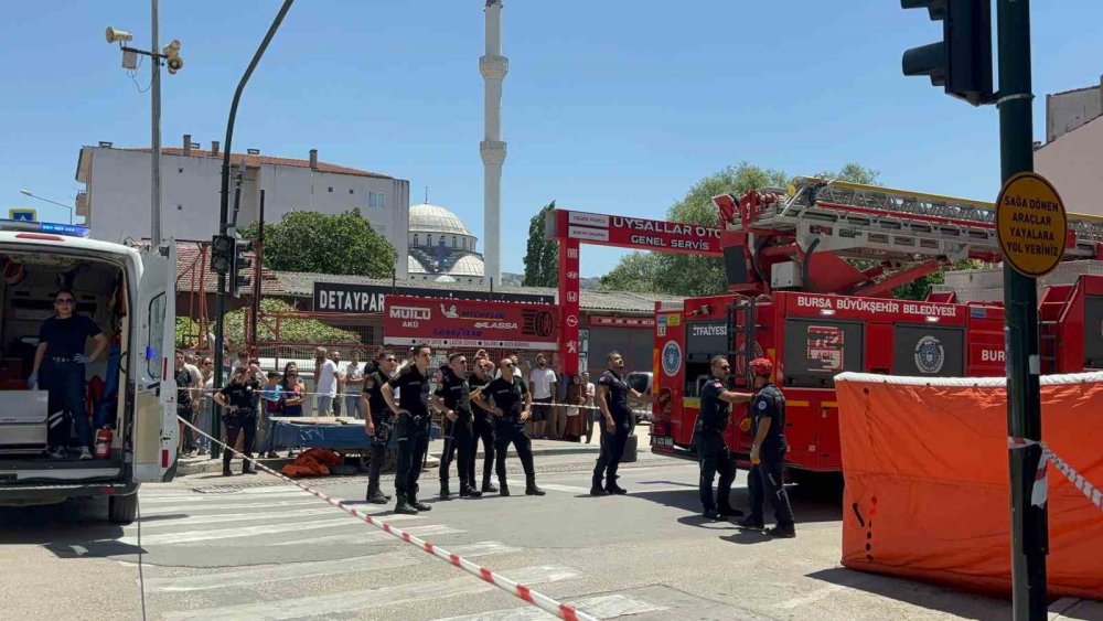 Tartıştığı Ağabeyini Bıçakladı, Evde Harakiri Yaptı