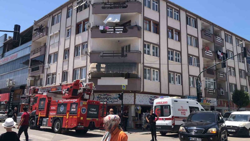 Tartıştığı Ağabeyini Bıçakladı, Evde Harakiri Yaptı