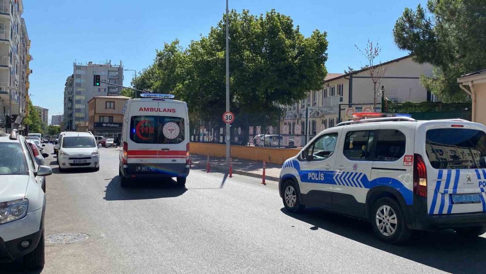 Ticari Takside Gördüğü Eşine Kurşun Yağdırdı, Eşi Ve Taksici Yaralandı