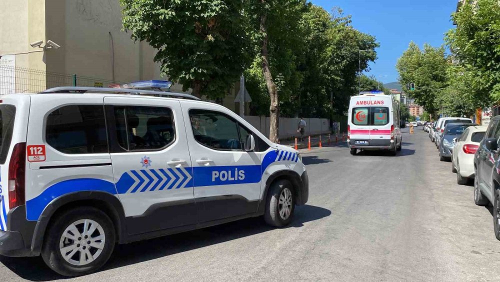 Ticari Takside Gördüğü Eşine Kurşun Yağdırdı, Eşi Ve Taksici Yaralandı