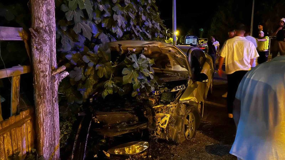 İki Otomobil Kafa Kafaya Çarpıştı: 3 Yaralı