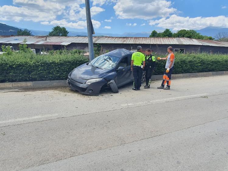 Aydınlatma Direğine Çarpıp Devrildi