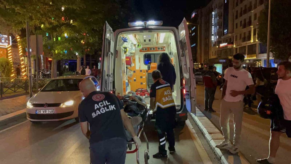 Caddeden Karşıya Geçen Yayalara Motosiklet Çarptı: 1’i Ağır 3 Yaralı