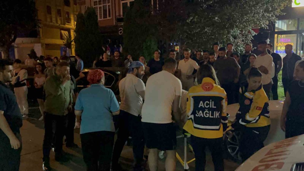 Caddeden Karşıya Geçen Yayalara Motosiklet Çarptı: 1’i Ağır 3 Yaralı