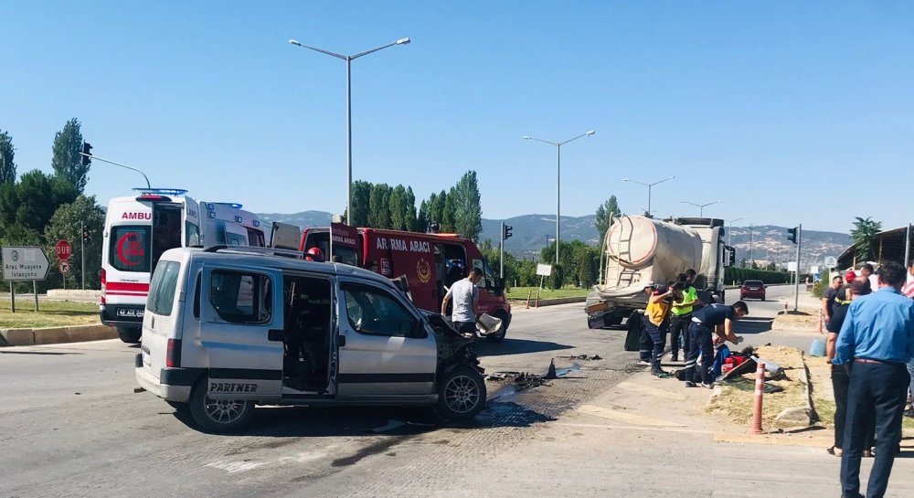 Otomobil Kamyona Arkadan Çarptı: 2 Ölü, 1 Yaralı