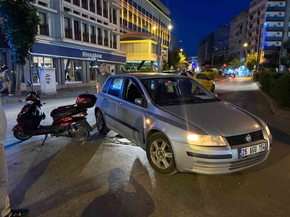 Otomobile Çarpan Elektrikli Bisiklet Sürücüsü Yaralandı