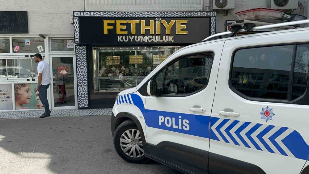 Kuyumcu Çetin Ceviz Çıktı, Soyguncuyu Dükkana Sokmadı