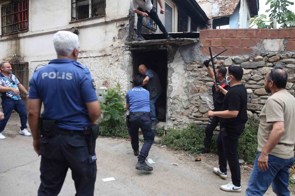 Akli Dengesi Yerinde Olmayan Şahıs Polisi Bıçakladı