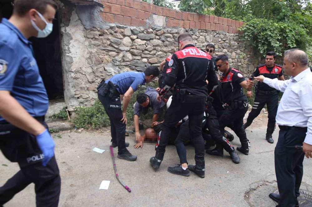 Akli Dengesi Yerinde Olmayan Şahıs Polisi Bıçakladı