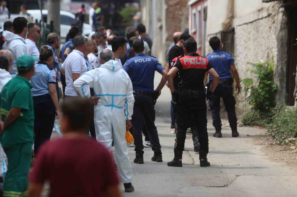 Akli Dengesi Yerinde Olmayan Şahıs Polisi Bıçakladı