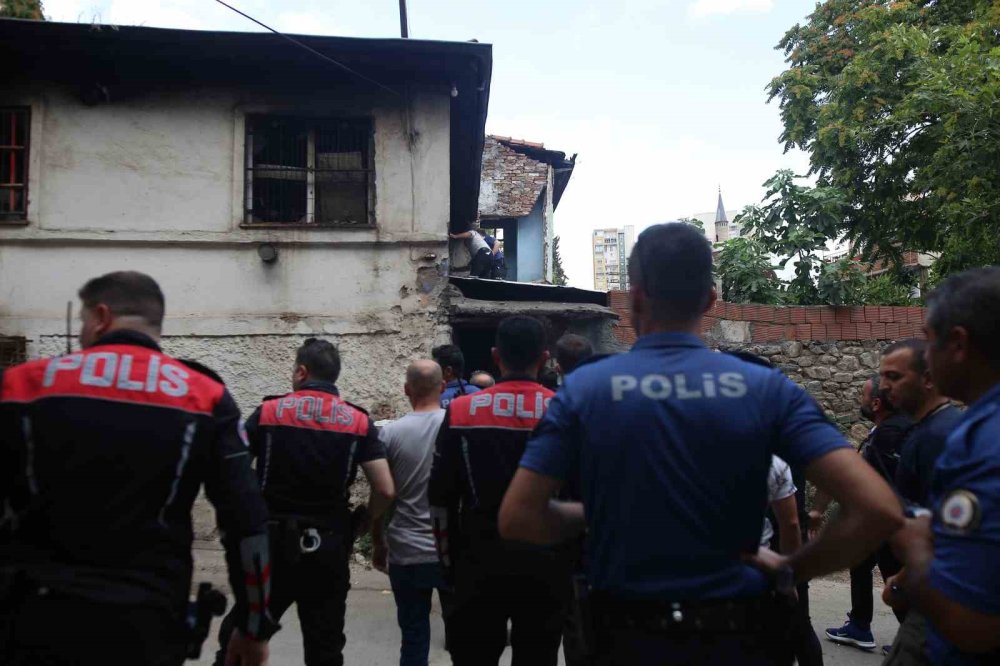 Akli Dengesi Yerinde Olmayan Şahıs Polisi Bıçakladı