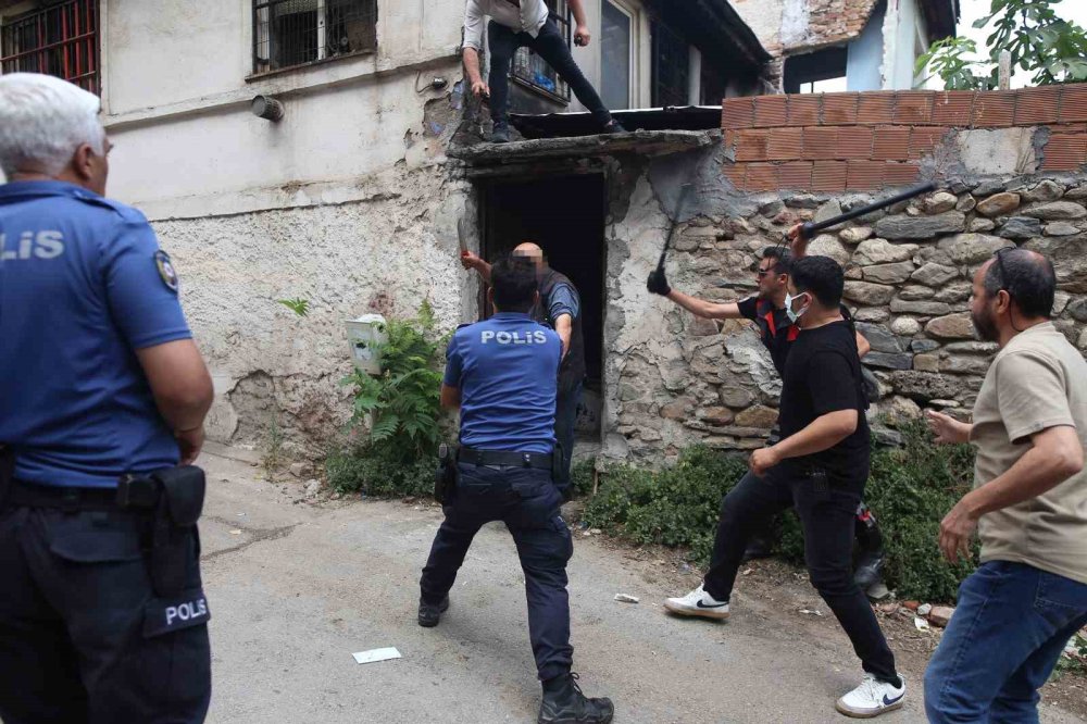 Akli Dengesi Yerinde Olmayan Şahıs Polisi Bıçakladı