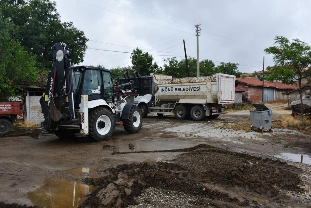 Çamur Ve Molozlardan Kapanan Yollar Açıldı