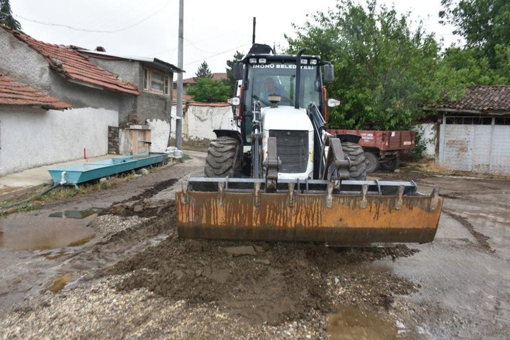 Çamur Ve Molozlardan Kapanan Yollar Açıldı