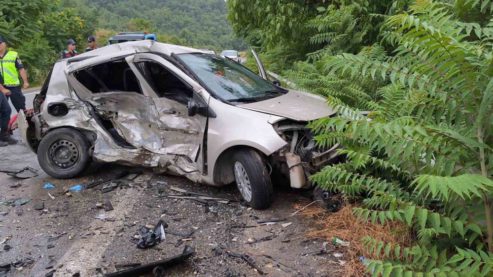 Kayganlaşan Yolda Trafik Kazası: 1 Ölü, 3 Yaralı