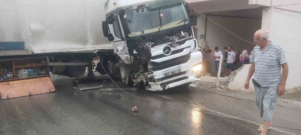 Virajı Alamayan Tır Yolu Kapattı: Kaza Kameraya Yansıdı