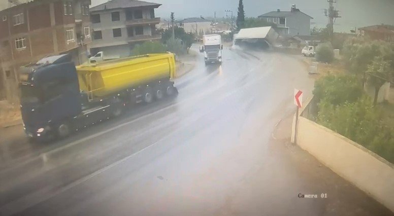 Virajı Alamayan Tır Yolu Kapattı: Kaza Kameraya Yansıdı