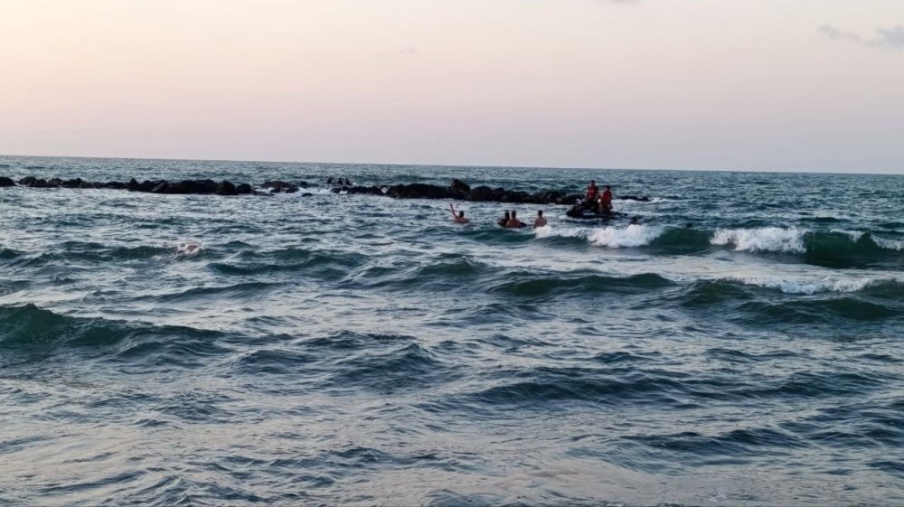 Denize Giren Şahıs Dalgalar Arasında Kayboldu