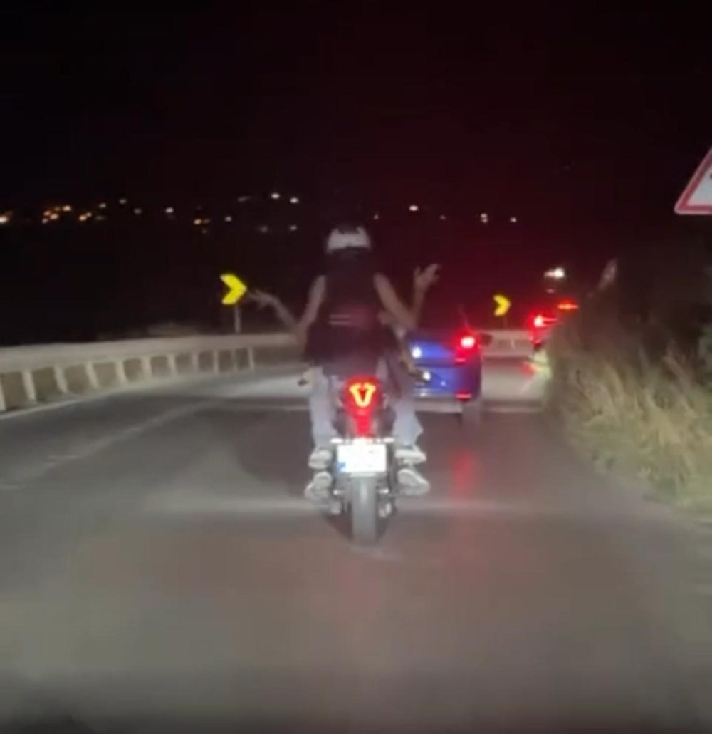 Motosiklet Üzerinde Dans Etti, Ne Kural Tanıdı Ne Çevredekileri Dinledi