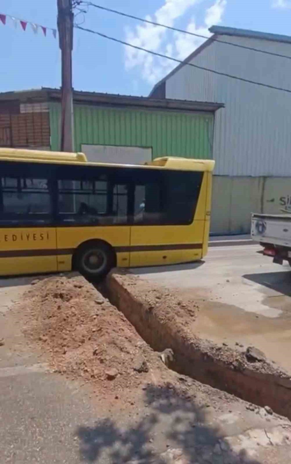 Halk Otobüsünün Tekeri Çukura Takıldı