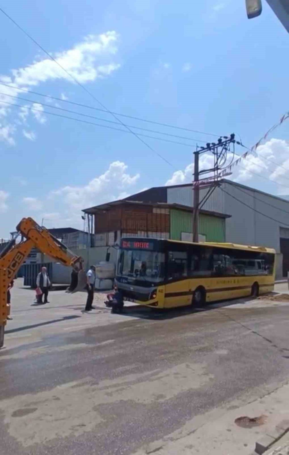 Halk Otobüsünün Tekeri Çukura Takıldı