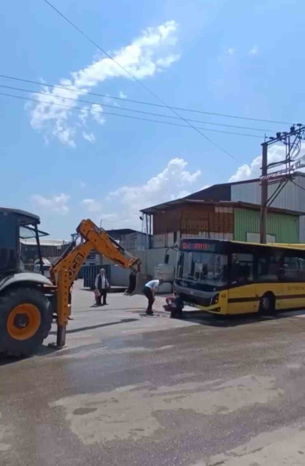 Halk Otobüsünün Tekeri Çukura Takıldı