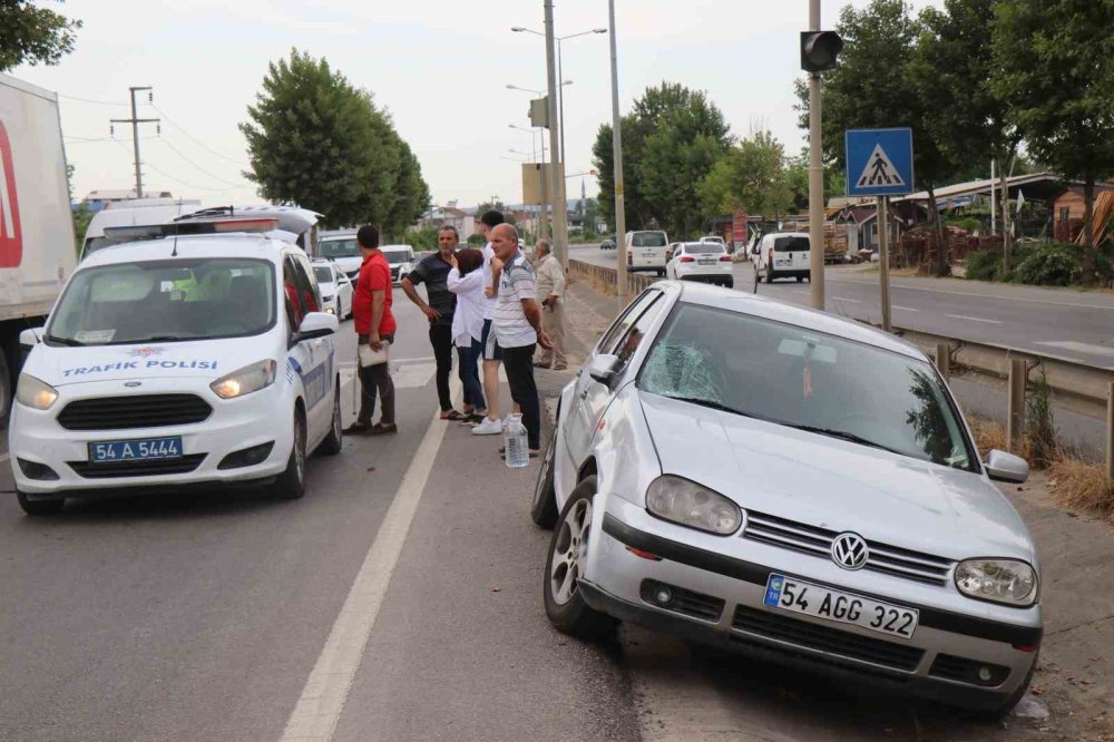 Otomobil Yaya Geçidinde Anne Ve İki Çocuğuna Çarptı