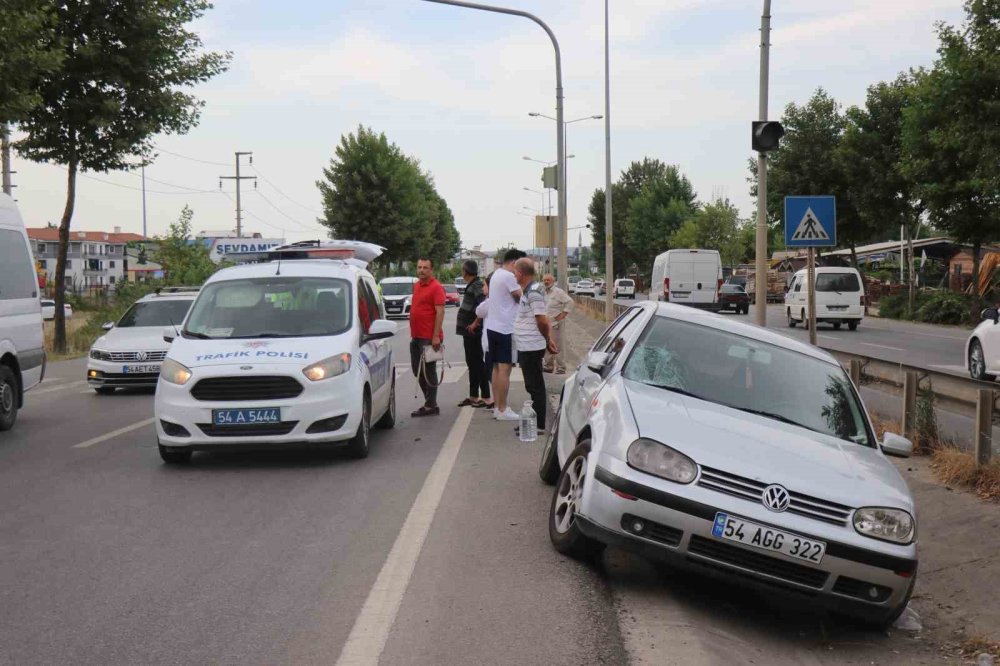 Otomobil Yaya Geçidinde Anne Ve İki Çocuğuna Çarptı