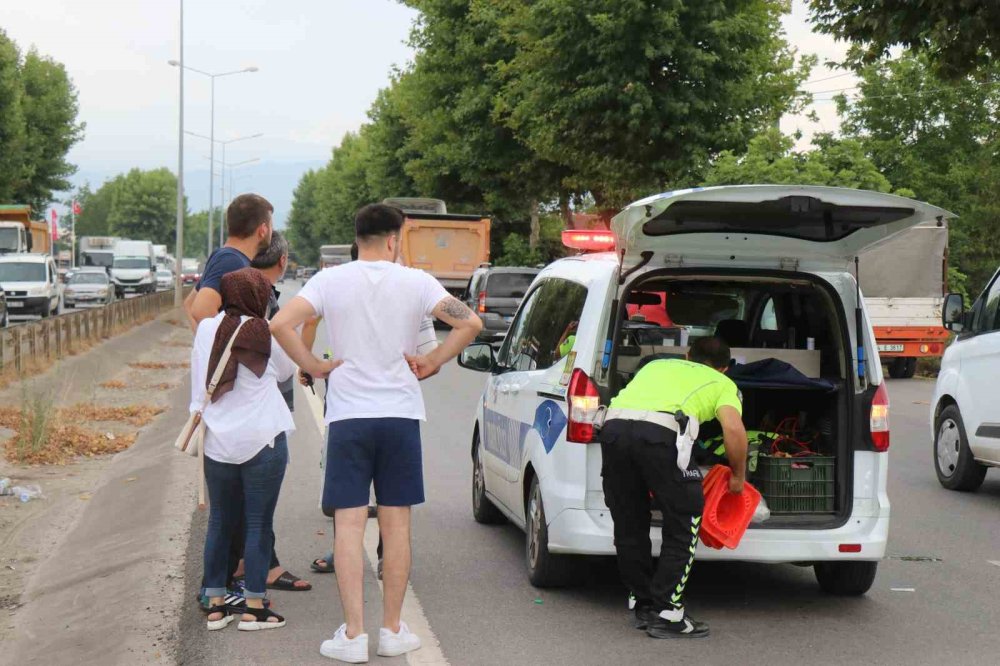 Otomobil Yaya Geçidinde Anne Ve İki Çocuğuna Çarptı