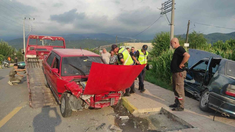 İki Otomobil Çarpıştı: 1’i Ağır 3 Yaralı