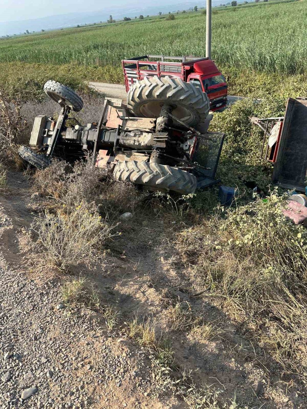 Mevsimlik İşçileri Taşıyan Traktör Devrildi : 1 Ölü 4 Yaralı