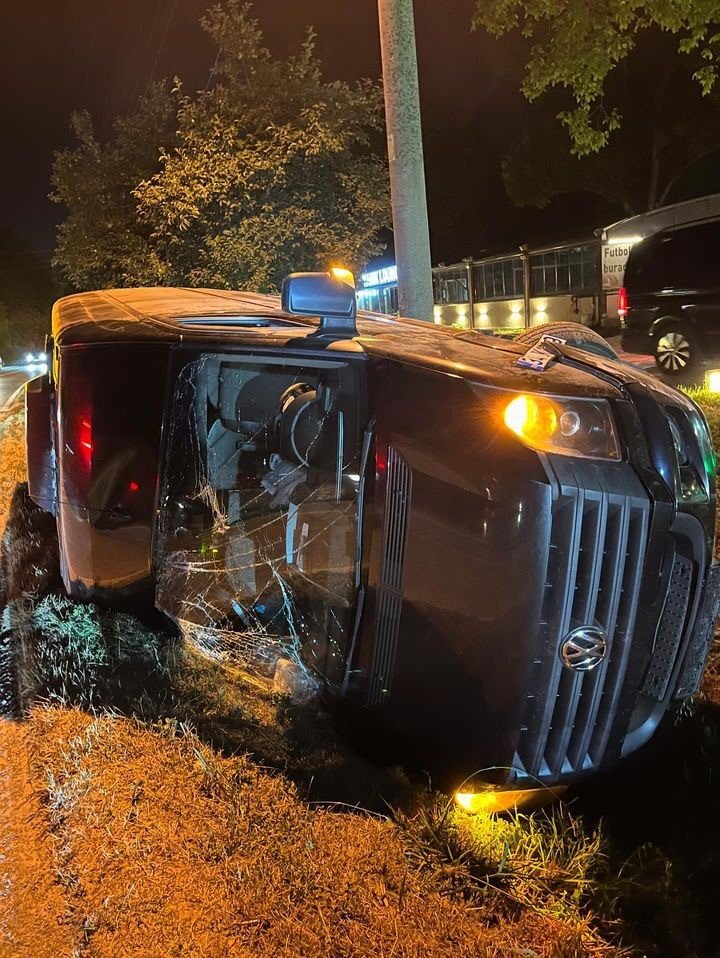 Sakarya’da Turistleri Gezdiren Minibüs Kanala Devrildi: 1 Yaralı