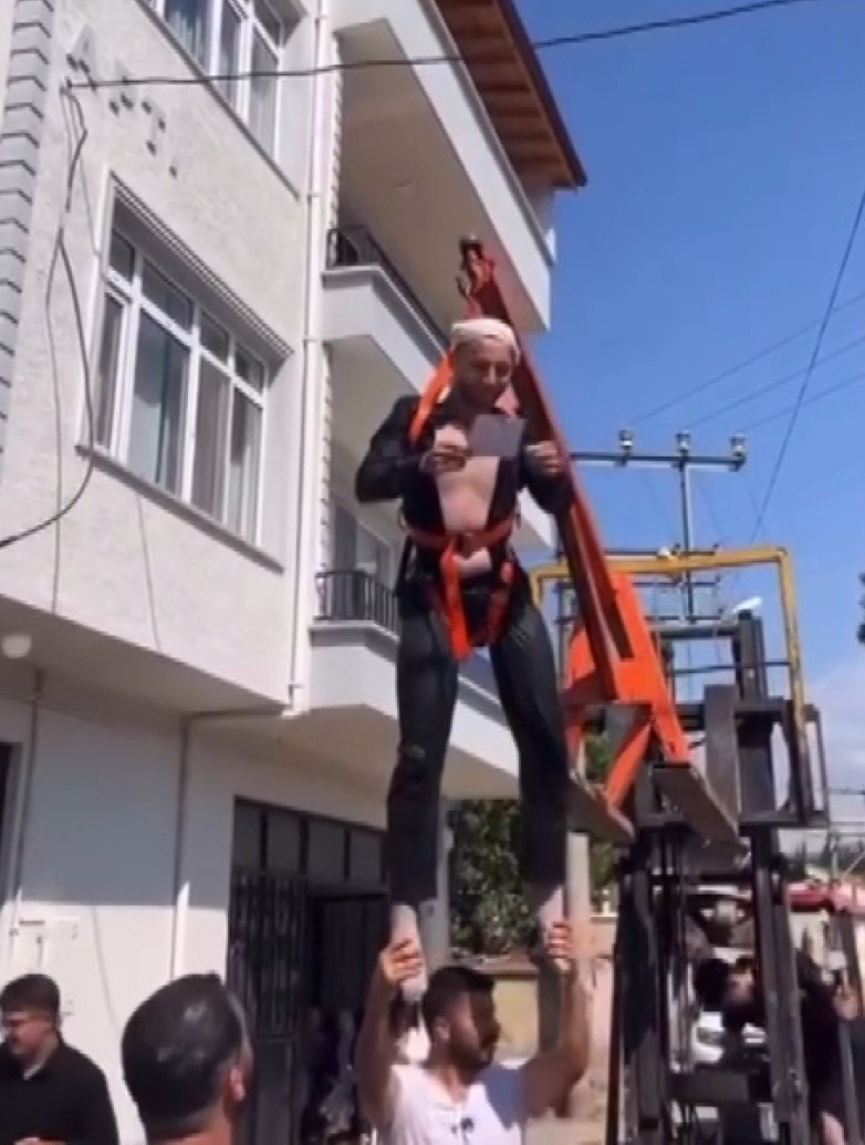 Damadı Forklifte Astılar, Bahçe Hortumuyla Yıkadılar