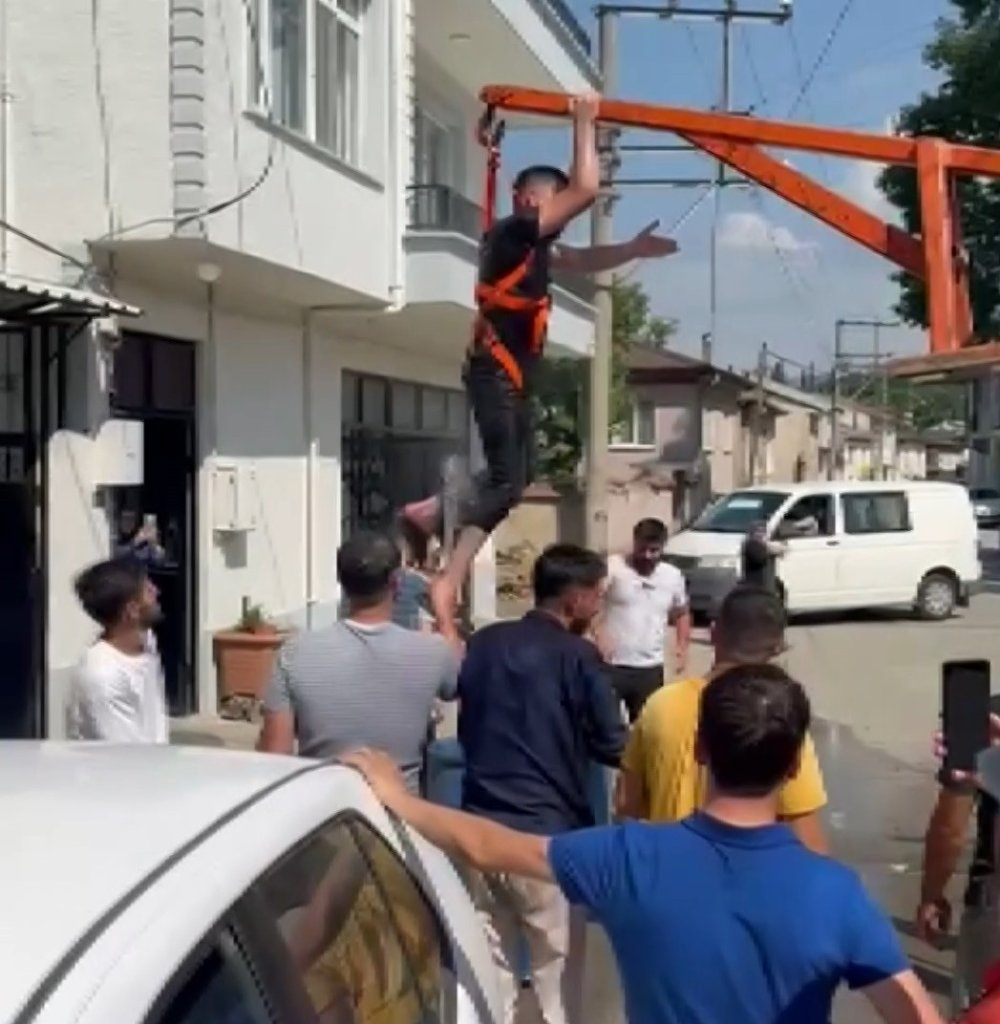 Damadı Forklifte Astılar, Bahçe Hortumuyla Yıkadılar