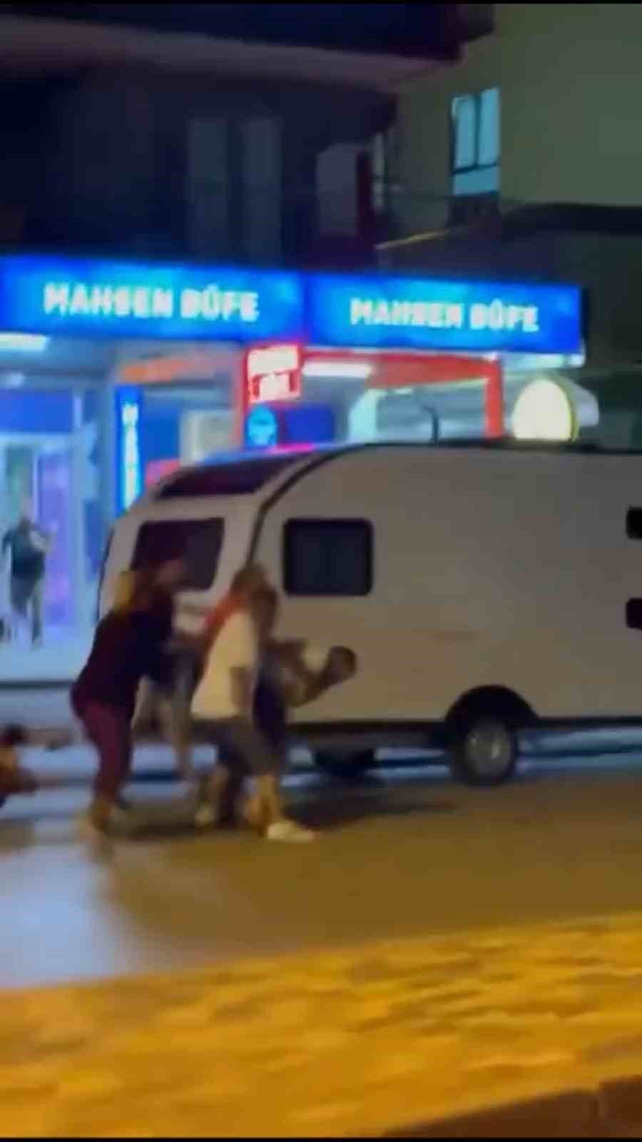 İki Grup Arası Çıkan Kavgada Sokak Ringe Döndü