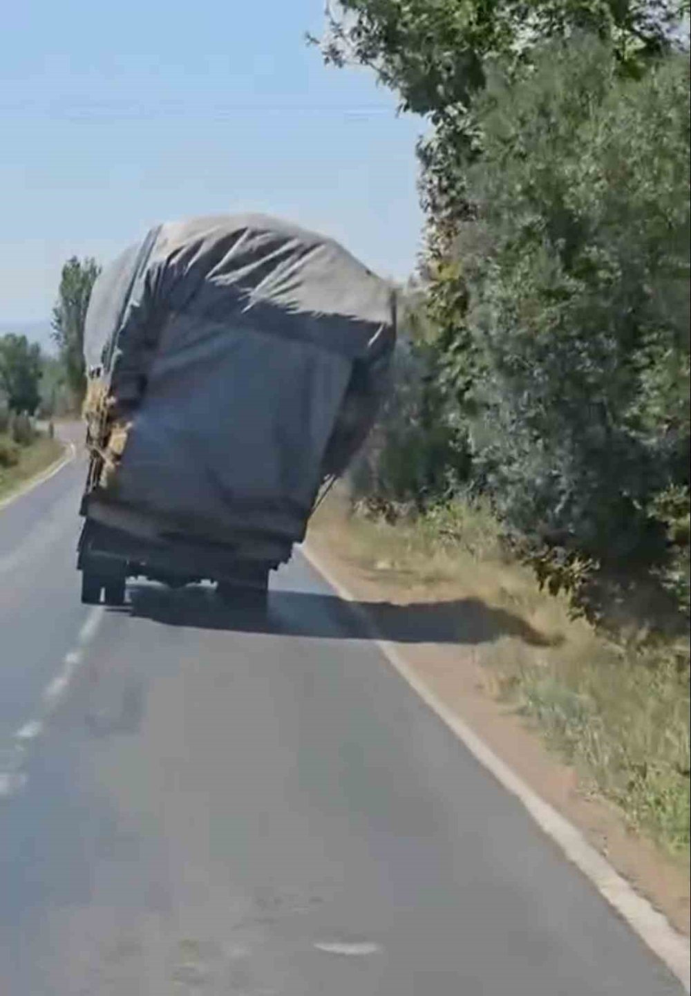 Bursa’da Aşırı Yükle Seyreden Kamyonet Trafiği Tehlikeye Attı