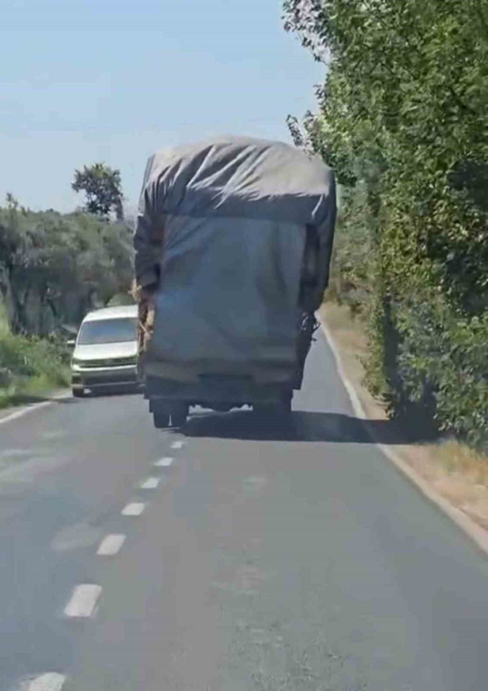 Bursa’da Aşırı Yükle Seyreden Kamyonet Trafiği Tehlikeye Attı